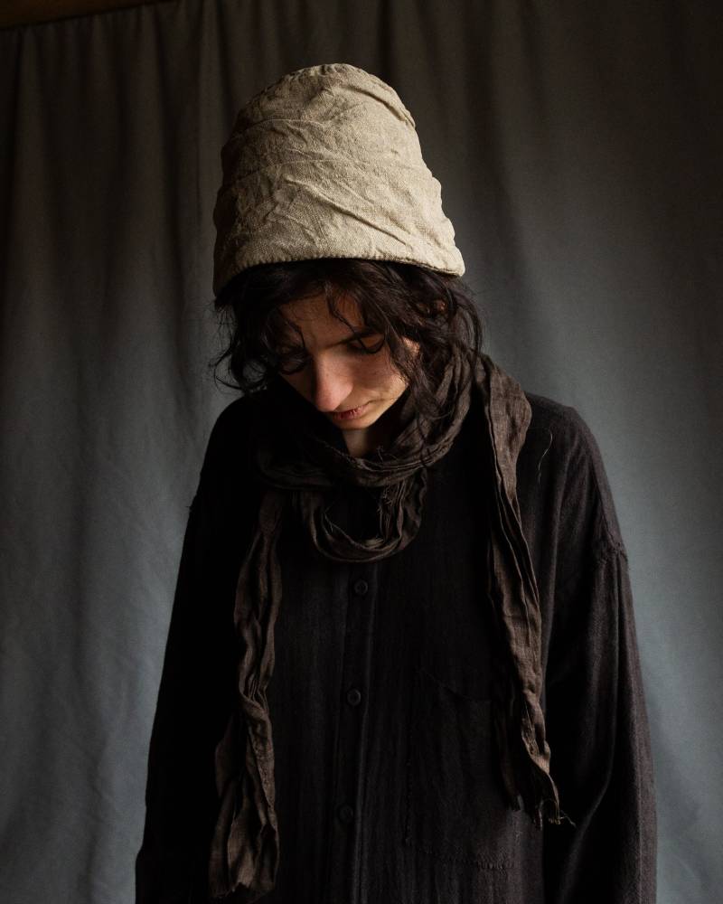 Hut Lava, Texturiertes Papyrus Leinen von Kinzzza