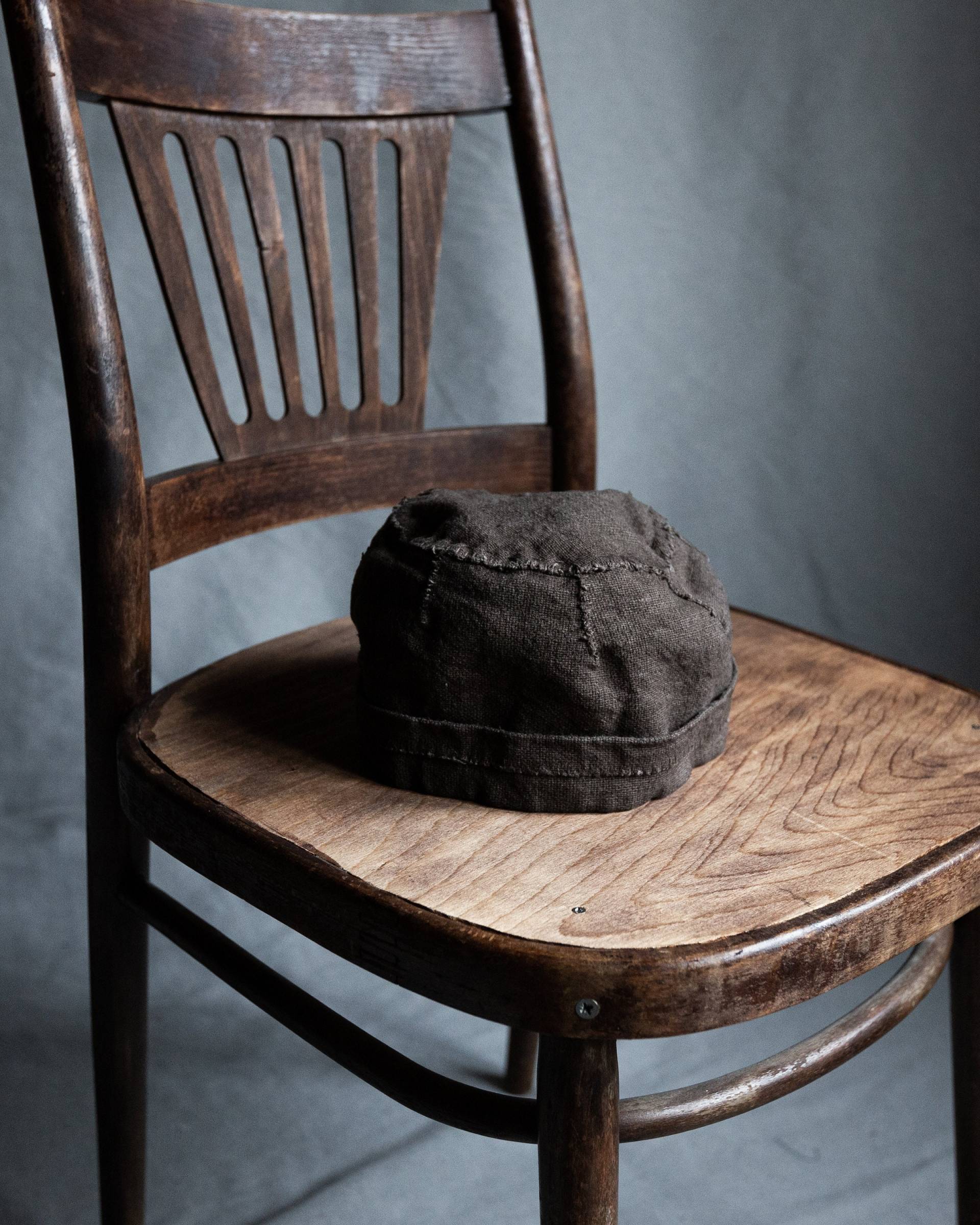 Hut Sever, Braunes Pflanzengefärbtes Strukturiertes Leinen von Kinzzza