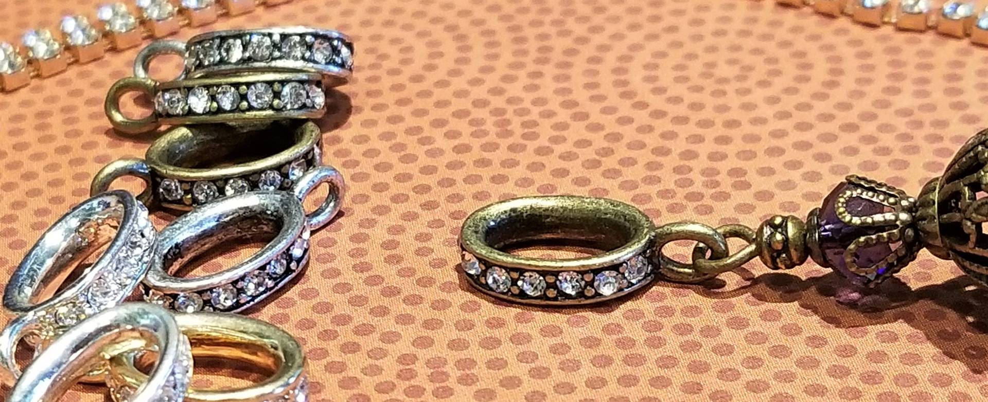 Strass Anhänger Ösen-Funkeln Stecker Bails Mit Schleifen Schmuck Hersteller Bail Aufhänger-Hochwertige Halskette Armband Quaste Charm Aufhänger von KiowaRoseBeads