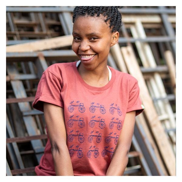 Kipepeo-Clothing BAISIKELI FAHRRAD Damen T-Shirt aus Bio-Baumwolle Marsala. Handmade in Kenya von Kipepeo-Clothing