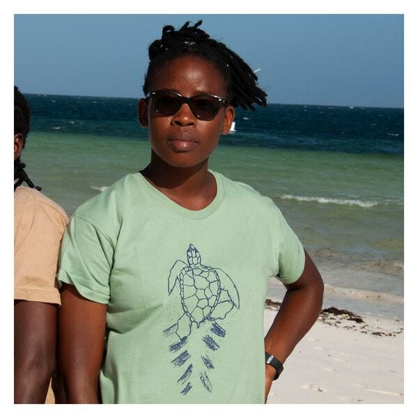 Kipepeo-Clothing Damen T-Shirt aus Bio-Baumwolle WATAMU Schildkröte Mintgrün von Kipepeo-Clothing