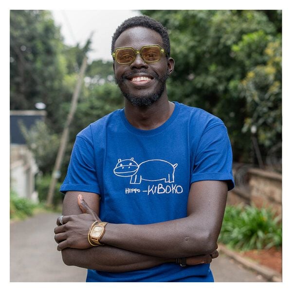 Kipepeo-Clothing HIPPO Herren T-Shirt aus Bio-Baumwolle mit Brustprint Mitternachtsblau. Handmade in Kenya. von Kipepeo-Clothing