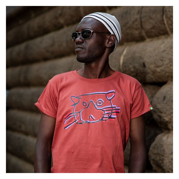Kipepeo-Clothing Herren Print T-Shirt aus Bio-Baumwolle CAT Marsala. Handmade in Kenya von Kipepeo-Clothing