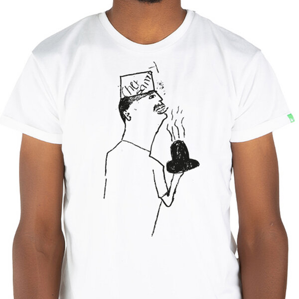 Kipepeo-Clothing Herren Print T-Shirt aus Bio-Baumwolle CHEF SAMY Weiß. Handmade in Kenya von Kipepeo-Clothing