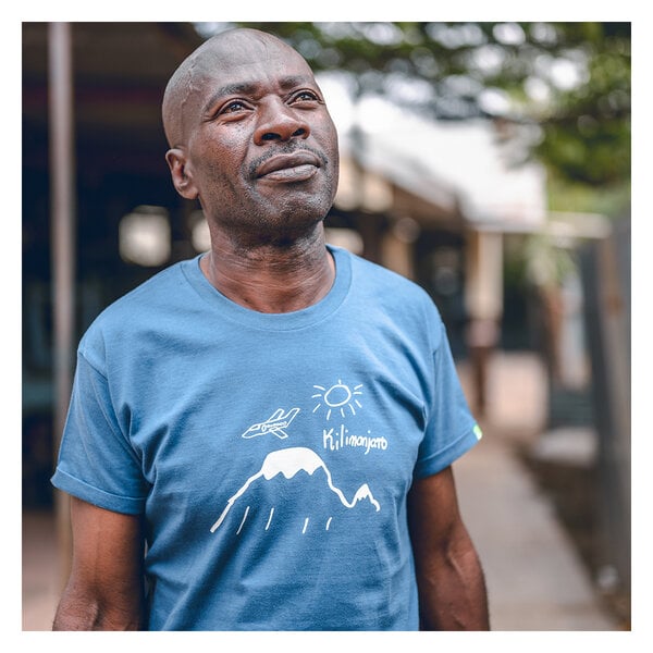 Kipepeo-Clothing Herren T-Shirt aus Bio-Baumwolle „Kilimanjaro" blau. Handmade in Kenya von Kipepeo-Clothing