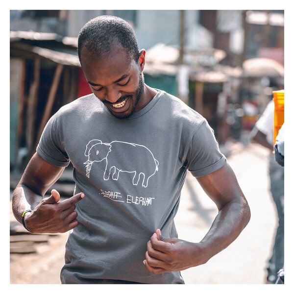 Kipepeo-Clothing Herren T-Shirt aus Bio-Baumwolle mit Brustprint ELEPHANT dunkelgrau. Made in Africa von Kipepeo-Clothing