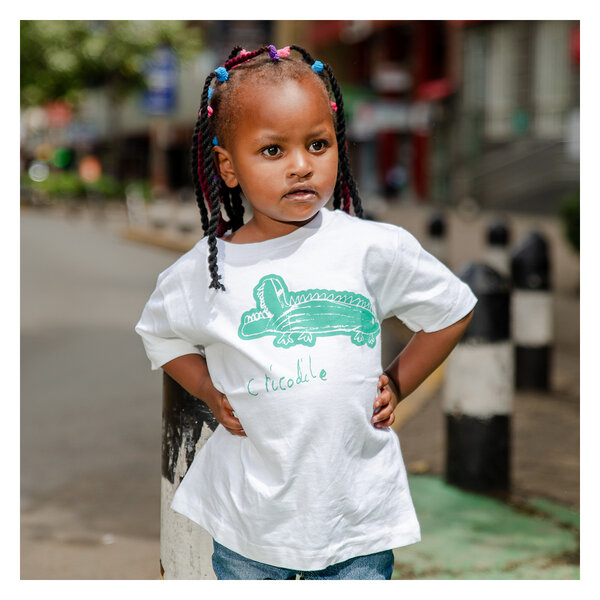 Kipepeo-Clothing Kinder T-Shirt aus Bio-Baumwolle CRICODILE weiß. Made in Kenya von Kipepeo-Clothing