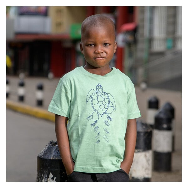 Kipepeo-Clothing Kinder T-Shirt aus Bio-Baumwolle WATAMU Schildkröte Mintgrün. Handmade in Kenya von Kipepeo-Clothing