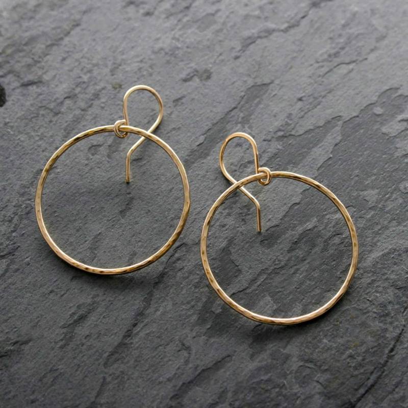 Gehämmert 14K Gold Filled Eternity Hoop Ohrringe von KiraFerrer