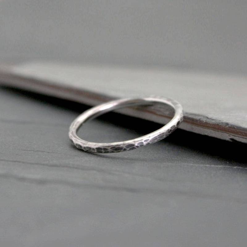 Gehämmertes Sterling Silber Stapelring Band Antikes Rustikales Finish von KiraFerrer