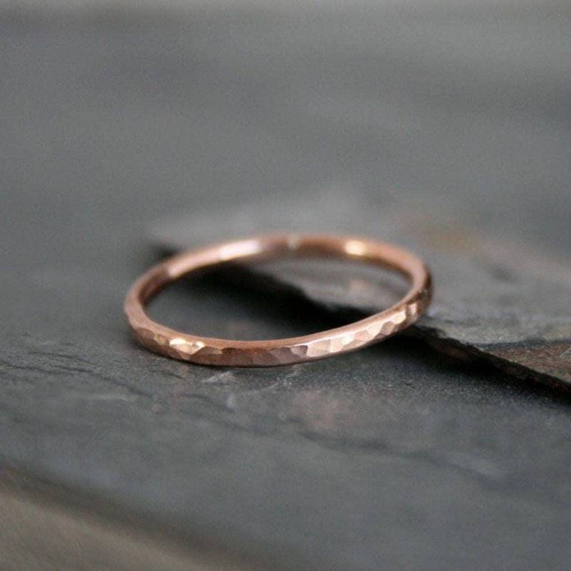 Handgemachte Rose Gold Filled Gehämmerte Stacking Ring von KiraFerrer
