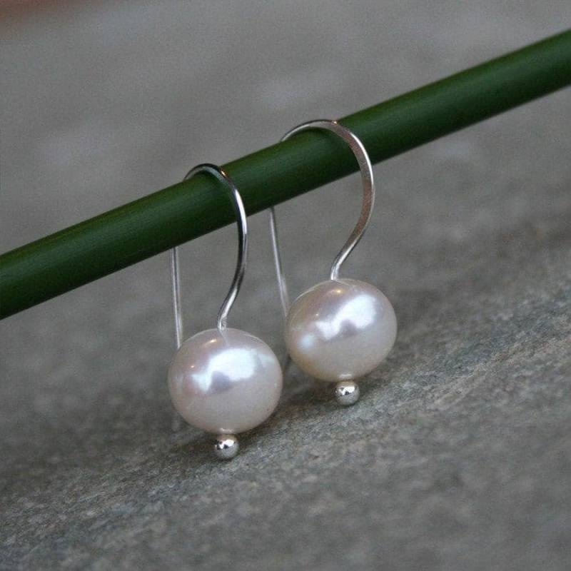 Handgemachte Sterling Silber Perle Tropfen Ohrringe Zierlicher Moderner Stil von KiraFerrer