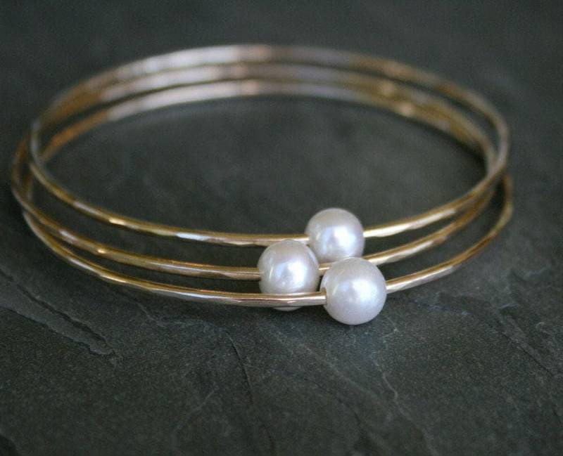 Perlen Stapel-Armreifen Set Aus Drei 14K Gold Filled Armbändern von KiraFerrer