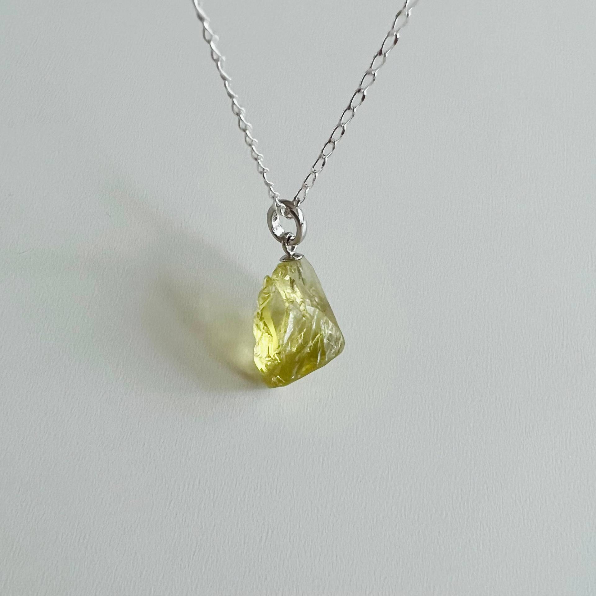 Lemonquarz Rohstein Anhänger 925 Sterling Silber | Kette Optional Lemonquarz Rohstein Anhänger 925 Sterling Silber | Kette Optional von KiraMiraJewelry