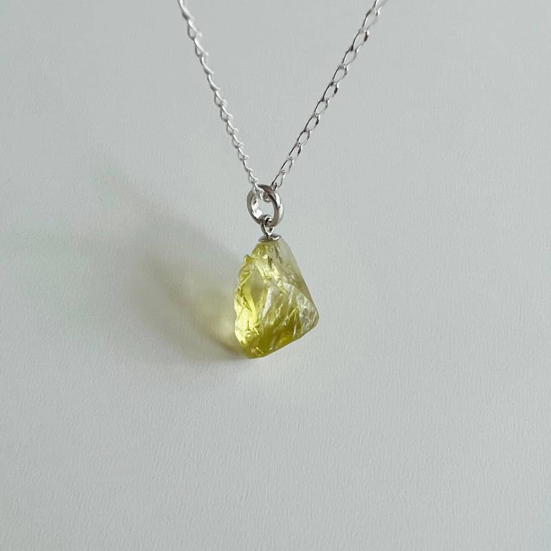 Lemonquarz Rohstein Anhänger 925 Sterling Silber | Kette Optional Lemonquarz Rohstein Anhänger 925 Sterling Silber | Kette Optional von KiraMiraJewelry