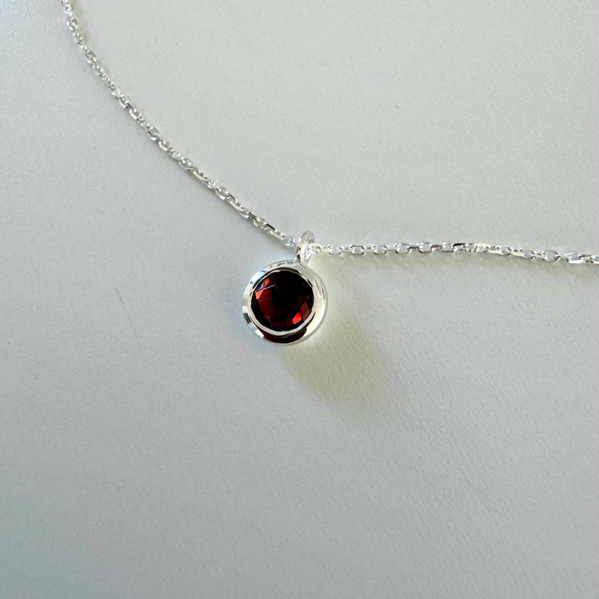 Zarte Kette Mit Granat Anhänger 925 Sterling Silber Zarte Kette Mit Granat Anhänger 925 Sterling Silber von KiraMiraJewelry