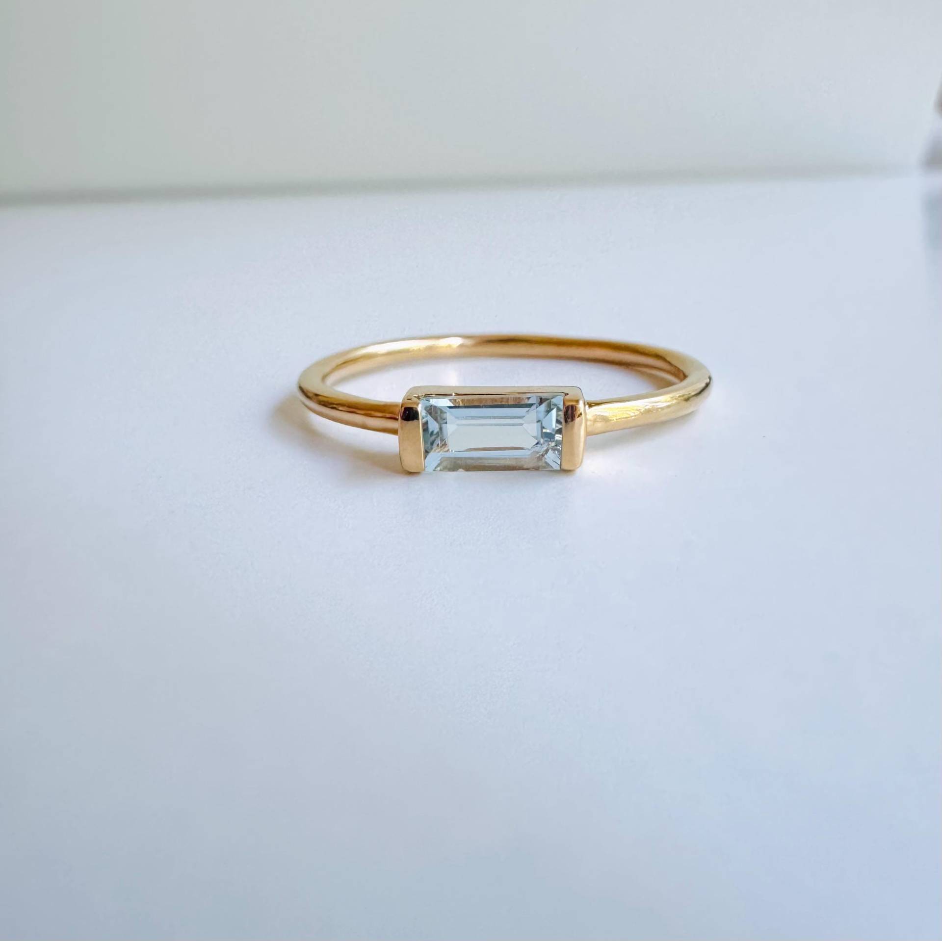 Zarter Baquette Ring Mit Hellblauem Zirkonia 925 Sterling Silber Vergoldet Zarter Baquette Ring Mit Hellblauem Zirkonia 925 Sterling Silber Vergoldet von KiraMiraJewelry