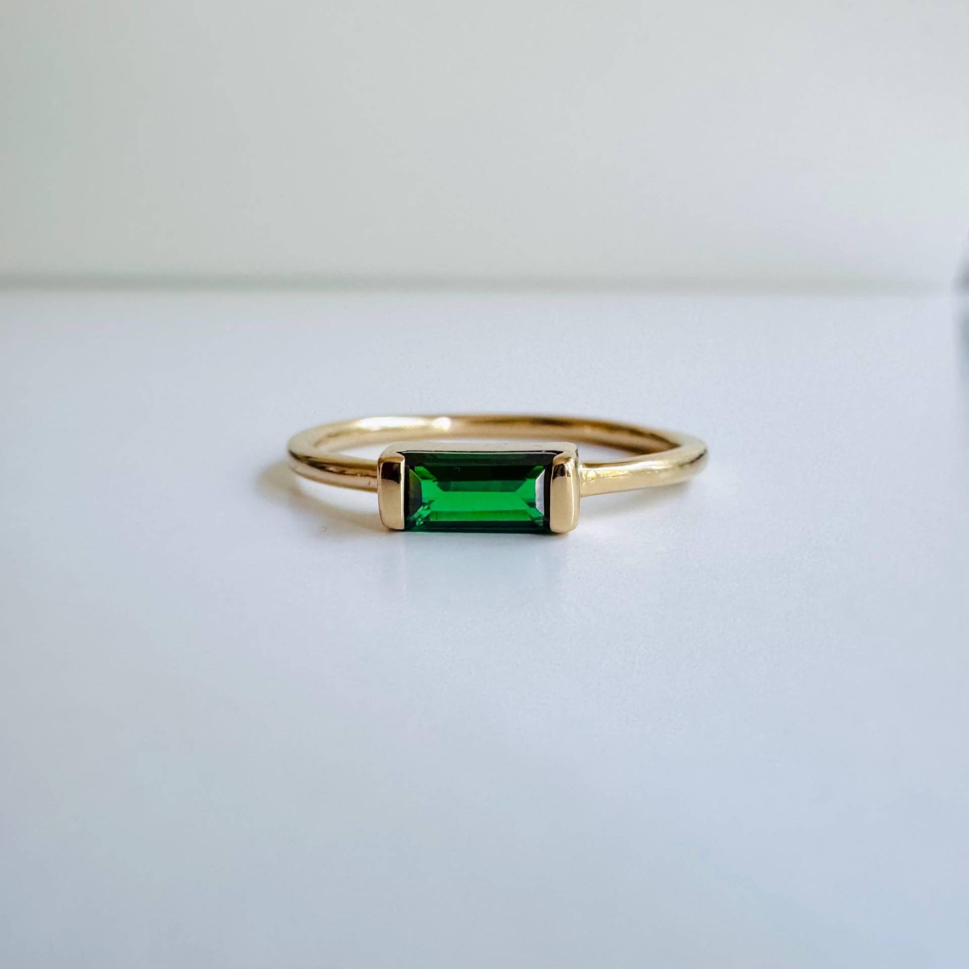 Zarter Baquette Ring Mit Smaragdgrünen Zirkonia 925 Sterling Silber Vergoldet Zarter Baquette Ring Mit Smaragdgrünen Zirkonia 925 Sterling Silber Vergoldet von KiraMiraJewelry