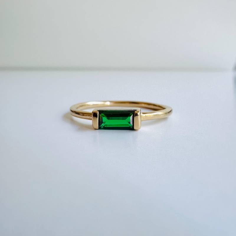 Zarter Baquette Ring Mit Smaragdgrünen Zirkonia 925 Sterling Silber Vergoldet Zarter Baquette Ring Mit Smaragdgrünen Zirkonia 925 Sterling Silber Vergoldet von KiraMiraJewelry