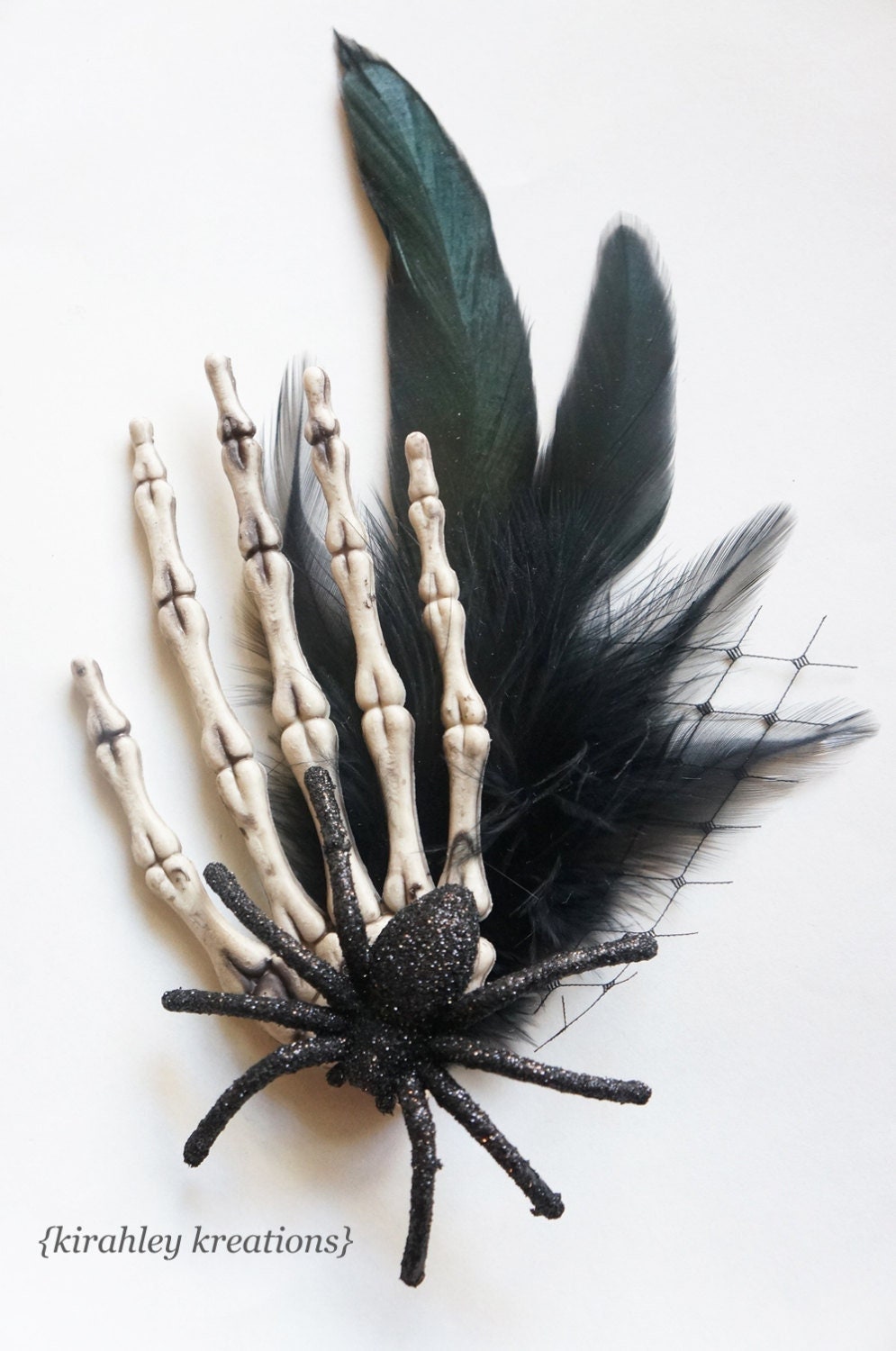 Skelett Hand Haarspange | Schwarzer Schleier & Feder Fascinator Gothic Halloween Kopfschmuck Bones Krypta Gruseliger Zombie Spinnen Schädel von KirahleyKreations