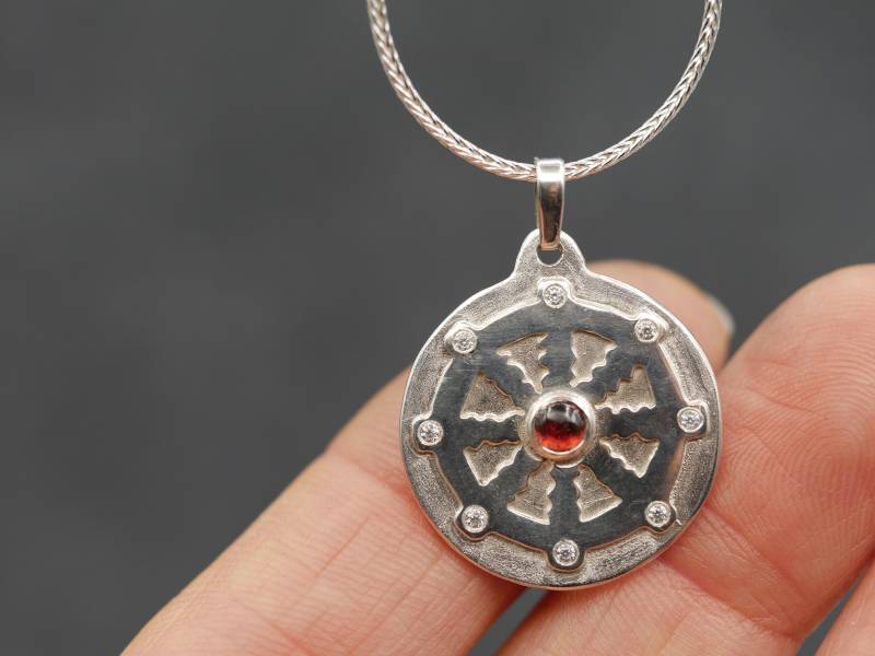 Glücksbringer Dharmarad Aus Silber Dharmachakra Buddhismus Amulett 925 Silbergranatzirkoniagoldschmiede Handmade Männer Frauen von AtelierKirkara