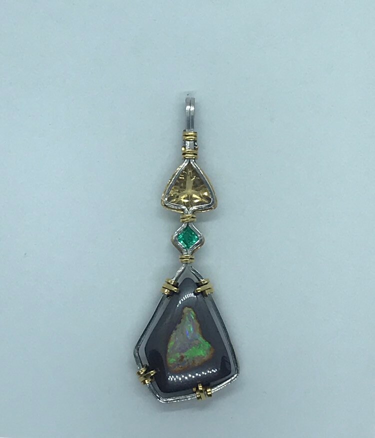 22K Gold Und Platin Matrix Opal, Smaragd Feueropal Anhänger 22K Gold Und Platin Matrix Opal, Smaragd Feueropal Anhänger von KirkebyWireJewelry