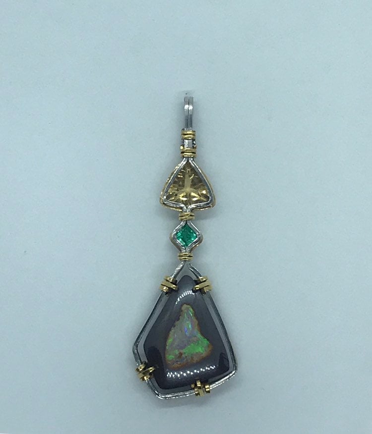 22K Gold Und Platin Matrix Opal, Smaragd Feueropal Anhänger 22K Gold Und Platin Matrix Opal, Smaragd Feueropal Anhänger von KirkebyWireJewelry
