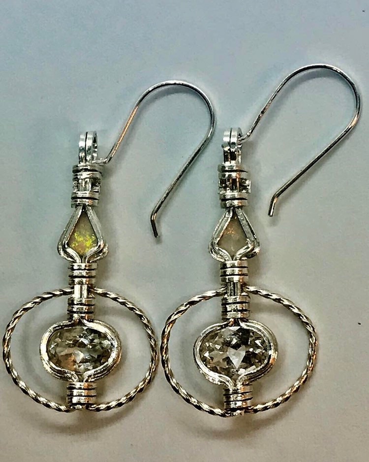 Quarz & Opal Ohrringe Aus Feinsilber Quarz & Opal Ohrringe Aus Feinsilber von KirkebyWireJewelry