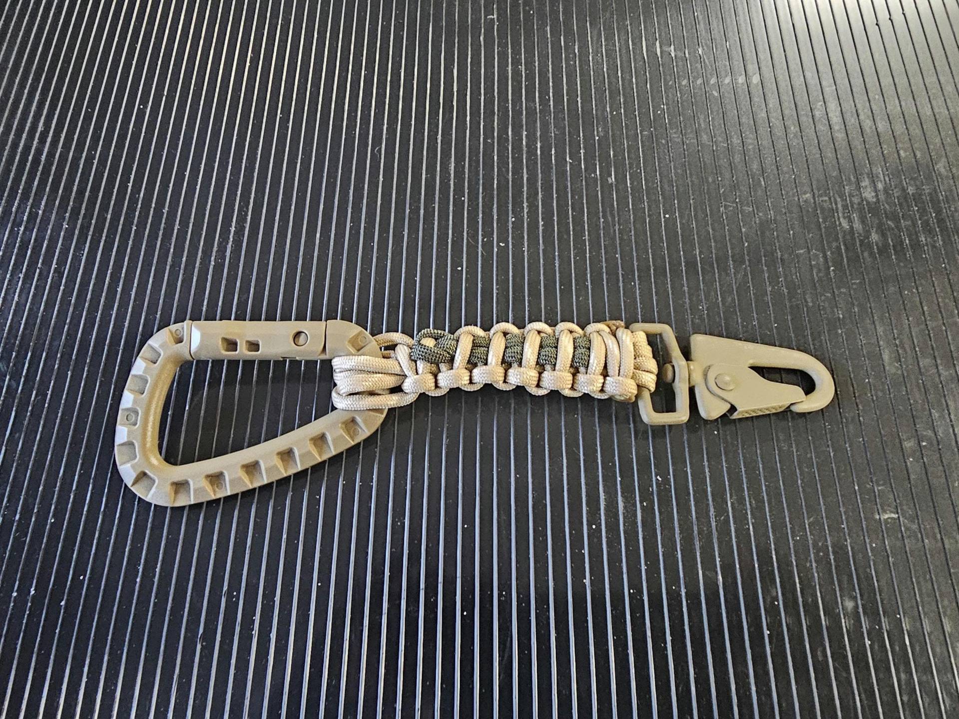 Paracord Schlüsselanhänger/Schlüsselanhänger Mit Drehbarem Hk-Haken Und Itw-stil Karabiner Paracord Schlüsselanhänger/Schlüsselanhänger Mit Drehbarem Hk-Haken Und Itw-stil Karabiner von Kirksgearmart