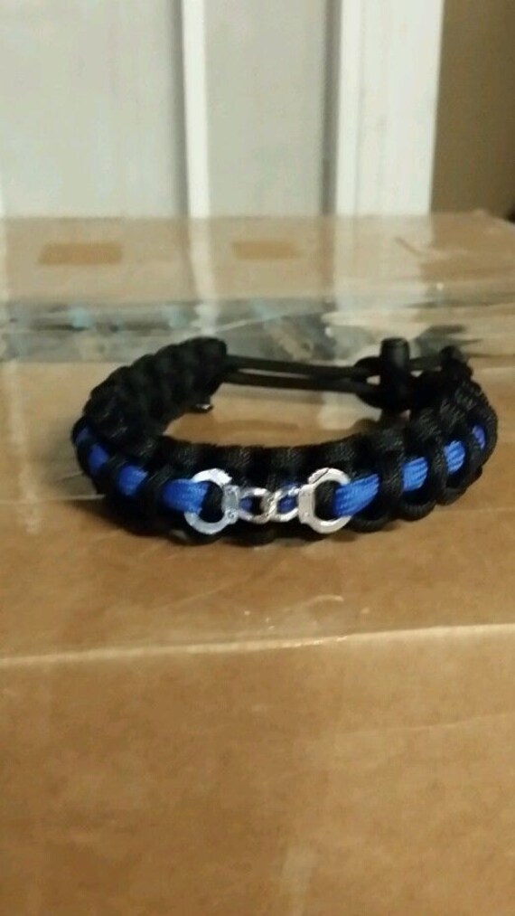 Polizei Dünne Blaue Linie Paracord Armbänder Mit Silber Handschellen Handmade Einstellbar Polizei Dünne Blaue Linie Paracord Armbänder Mit Silber Handschellen Handmade Einstellbar von Kirksgearmart