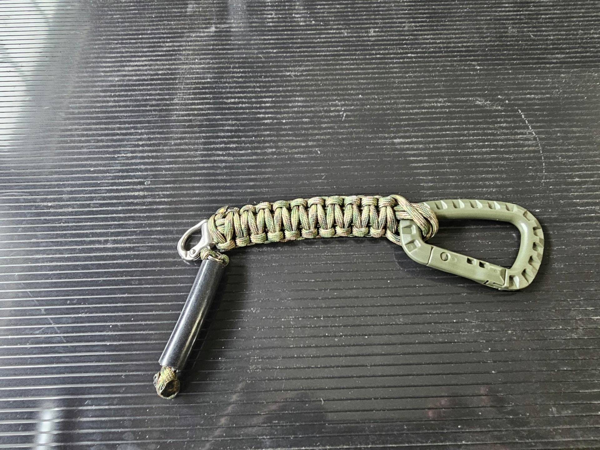 Schlüsselanhänger Aus Paracord Mit Karabiner Schäkel Schlüsselanhänger Aus Paracord Mit Karabiner Schäkel von Kirksgearmart