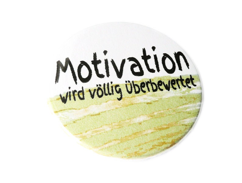 Motivation Wird Völlig Überbewertet, Button, Magnet, Taschenspiegel Oder Flaschenöffner Motivation Wird Völlig Überbewertet, Button, Magnet, Taschenspiegel Oder Flaschenöffner von KirschbluetenTsunami