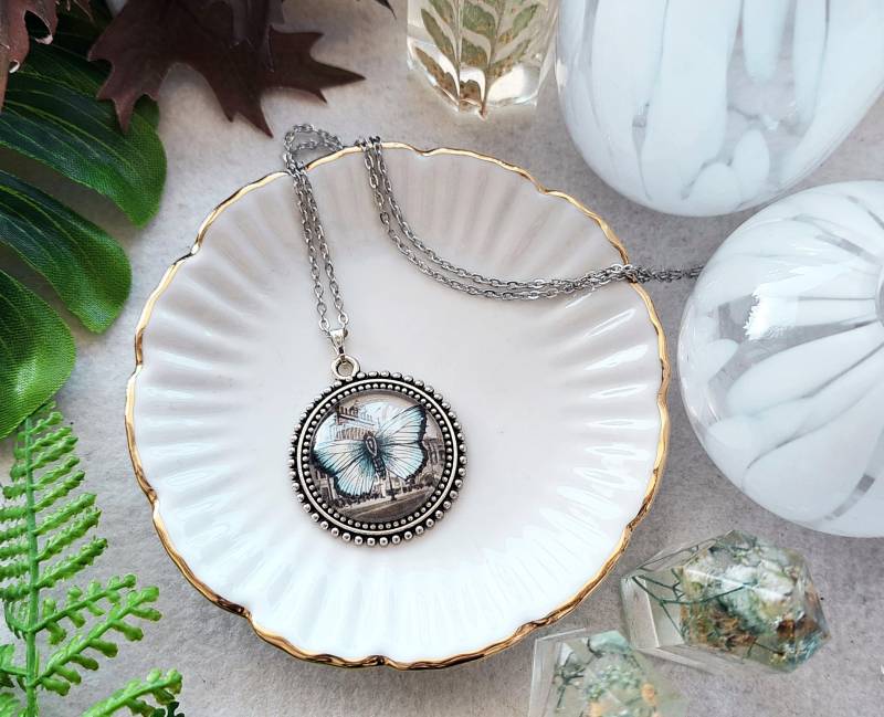 Halskette Silber/Bronze " Vintage Butterfly Button Hellblau Schwarz Grau Runder Motiv-Cabochon Anhänger Glasstein Schmetterling Motte von KirschrotTreasury