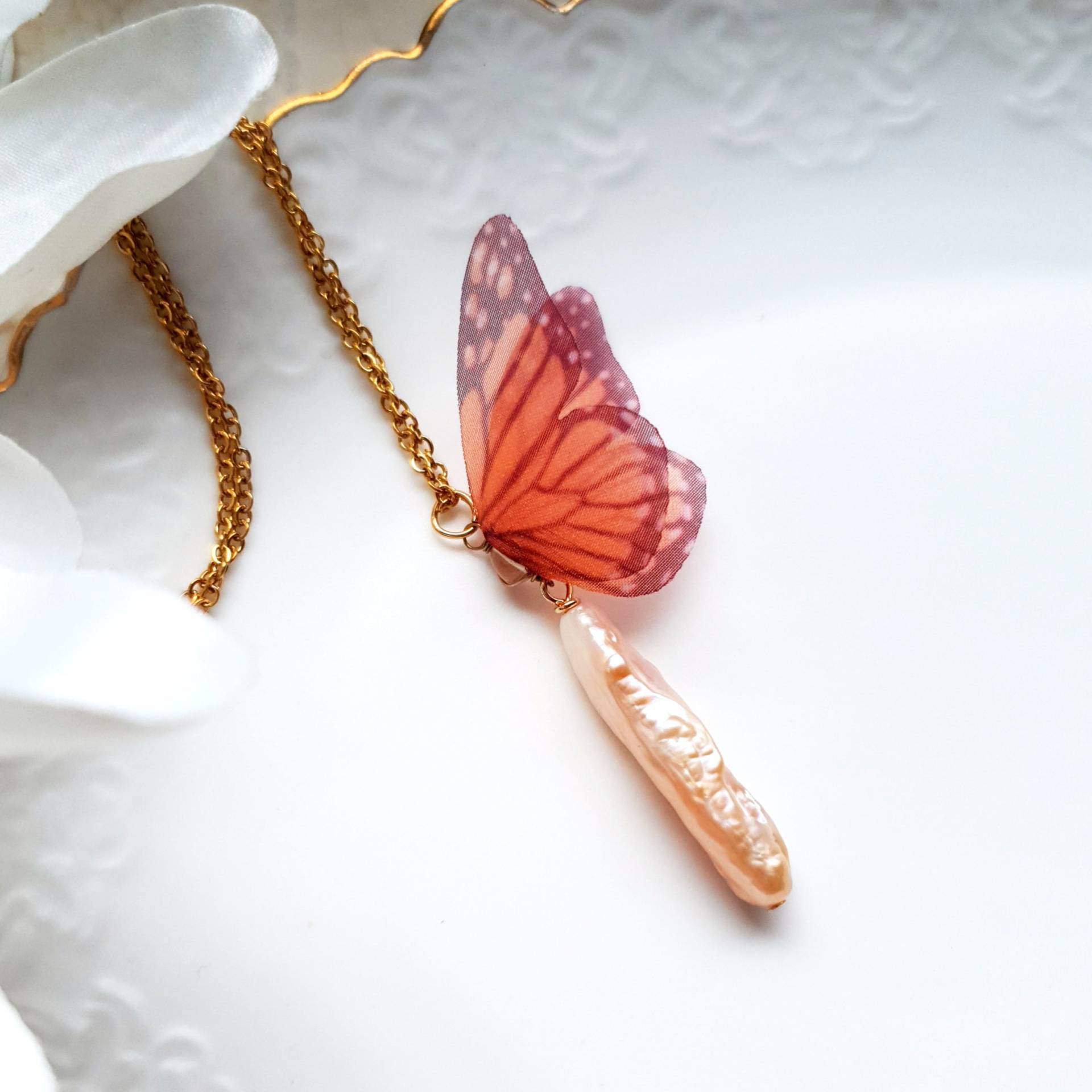 Halskette Vergoldet "Wings Of A Butterfly" Schwarz Orange Apricot Pfirsich Creme Halskette Vergoldet "Wings Of A Butterfly" Schwarz Orange Apricot Pfirsich Creme von KirschrotTreasury