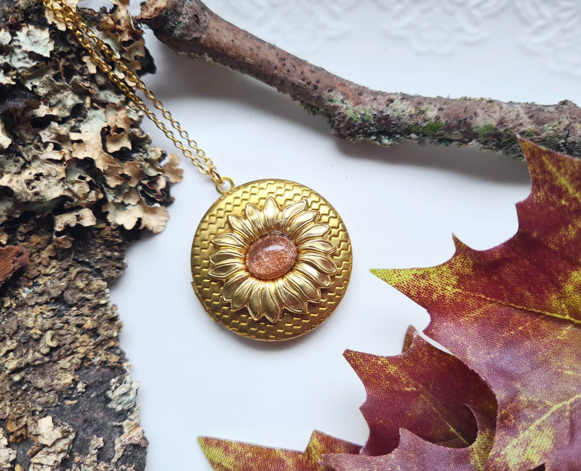 Medaillon-Halskette Gold "Sonnenblume" Bronze Braun Glitter Kupfer Medaillon-Halskette Gold "Sonnenblume" Bronze Braun Glitter Kupfer von KirschrotTreasury