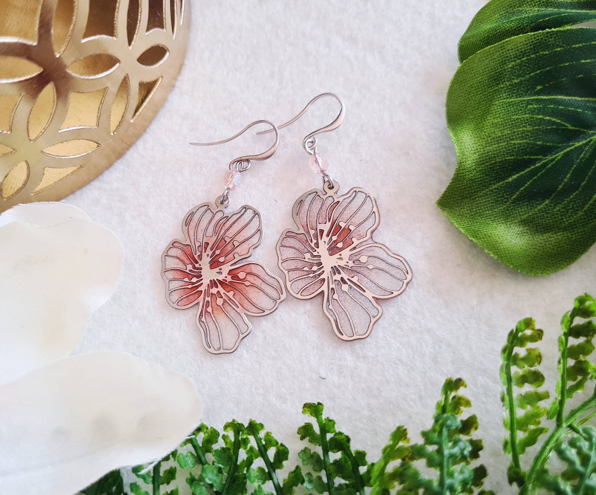 Ohrringe Silber " Hibiscus Blossoms Weiß Perlweiß Schimmernd Rosé Rosa Malve Ohrringe Silber " Hibiscus Blossoms Weiß Perlweiß Schimmernd Rosé Rosa Malve von KirschrotTreasury