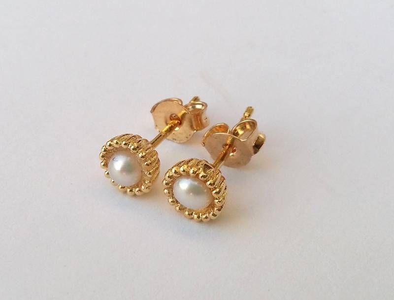 Ohrstecker Gold/Silber "Pearly Dot" Weiß Creme Perlmutt Versilbrrt Vergoldet Mini Perlenohrstecker Perlenohrringe von KirschrotTreasury