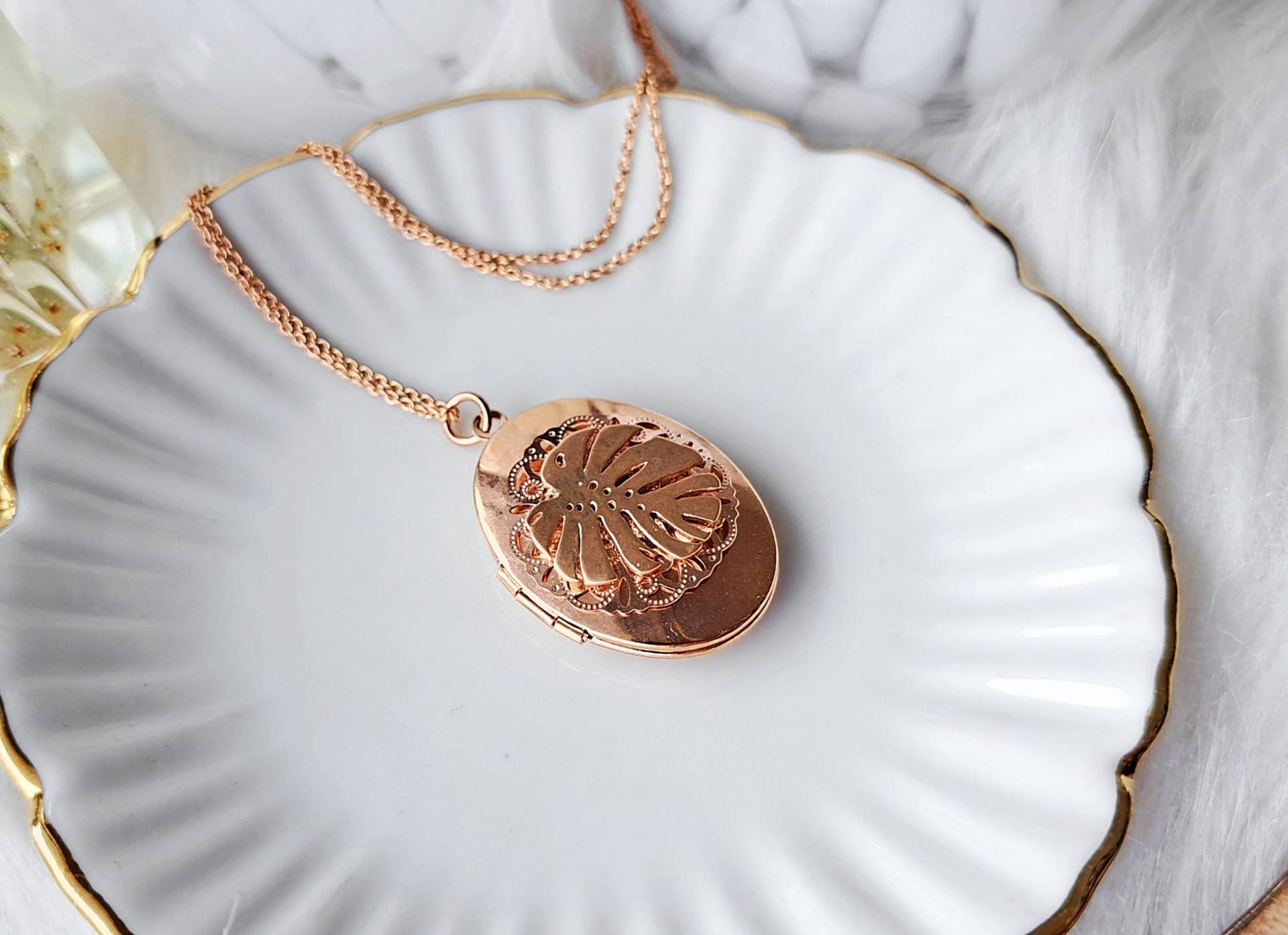 Ready To Ship - Medaillon-Halskette Rosegold Vergoldet " Leaf A Memory Fotomedaillon Zum Aufklappen Für 1-2 Fotos Oval Mit Monstera Blatt Ready To Ship - Medaillon-Halskette Rosegold Vergoldet " Leaf A Memory Fotomedaillon Zum Aufklappen Für 1-2 Fotos Oval Mit Monstera Blatt von KirschrotTreasury