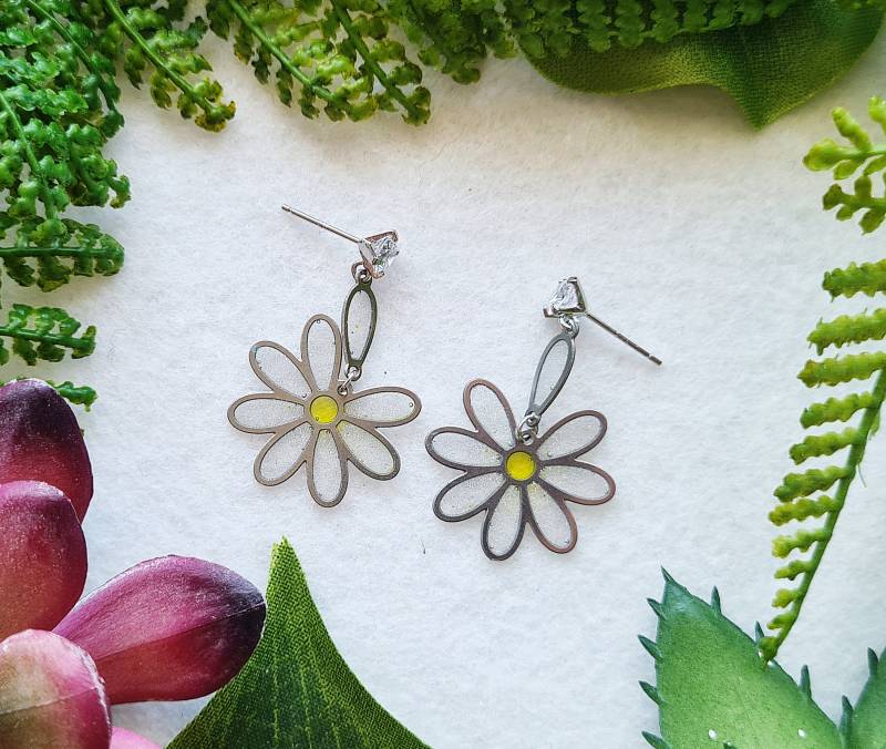 Ready To Ship - Ohrhänger Gold " Dangling Daisies" Weiß Pearl Perlweiß Gelb Schimmernd Ready To Ship - Ohrhänger Gold " Dangling Daisies" Weiß Pearl Perlweiß Gelb Schimmernd von KirschrotTreasury