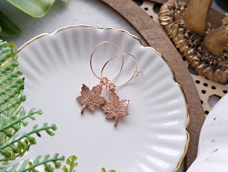 Ready To Ship - Ohrringe Rosegold Vergoldet " Maple Leaves Schlichte Creolen Mit Anhornblätter Anhängern von KirschrotTreasury