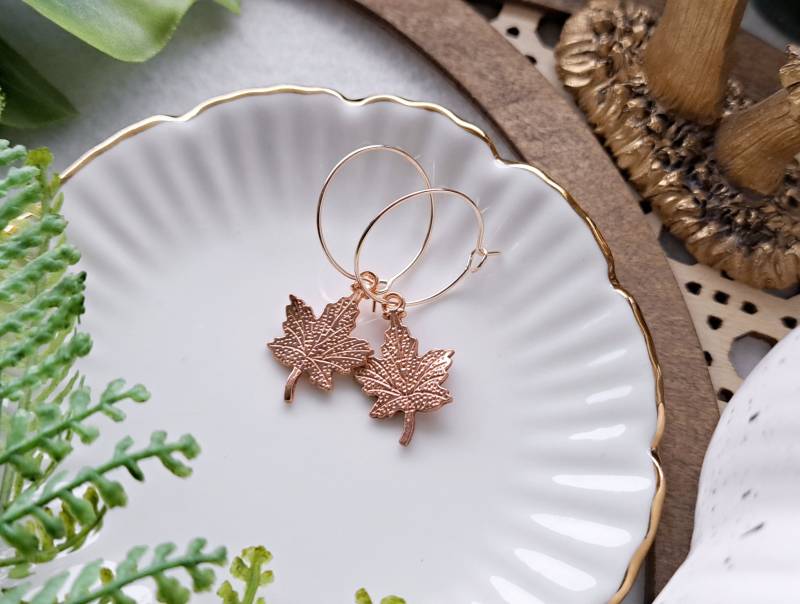 Ready To Ship - Ohrringe Rosegold Vergoldet " Maple Leaves Schlichte Creolen Mit Anhornblätter Anhängern Ready To Ship - Ohrringe Rosegold Vergoldet " Maple Leaves Schlichte Creolen Mit Anhornblätter Anhängern von KirschrotTreasury