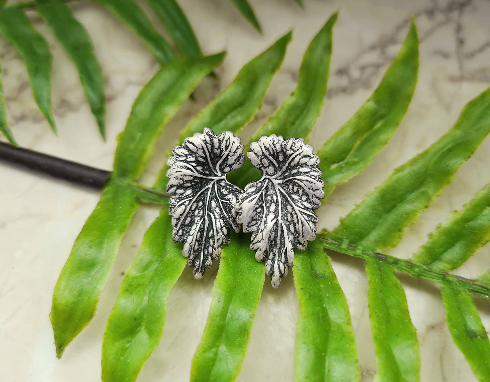 Ready To Ship - Ohrstecker Silber "Leafy Ears" Schwarz Versilbert Ready To Ship - Ohrstecker Silber "Leafy Ears" Schwarz Versilbert von KirschrotTreasury