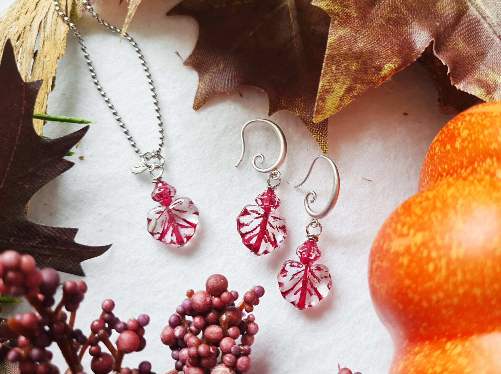 Ready To Ship - Schmuck-Set Silber " Forest Of Red Leaves Versilbert Pink Magenta Fuchsia Halskette Und Ohrringe Ready To Ship - Schmuck-Set Silber " Forest Of Red Leaves Versilbert Pink Magenta Fuchsia Halskette Und Ohrringe von KirschrotTreasury