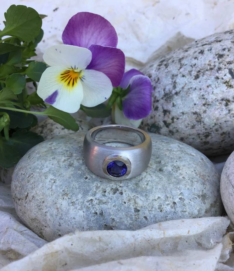 Handgemachter Bandring Aus Sterling-Silber Mit Rundem Iolith Als Einzelstück 285, - Euro von KirstenHennDesign