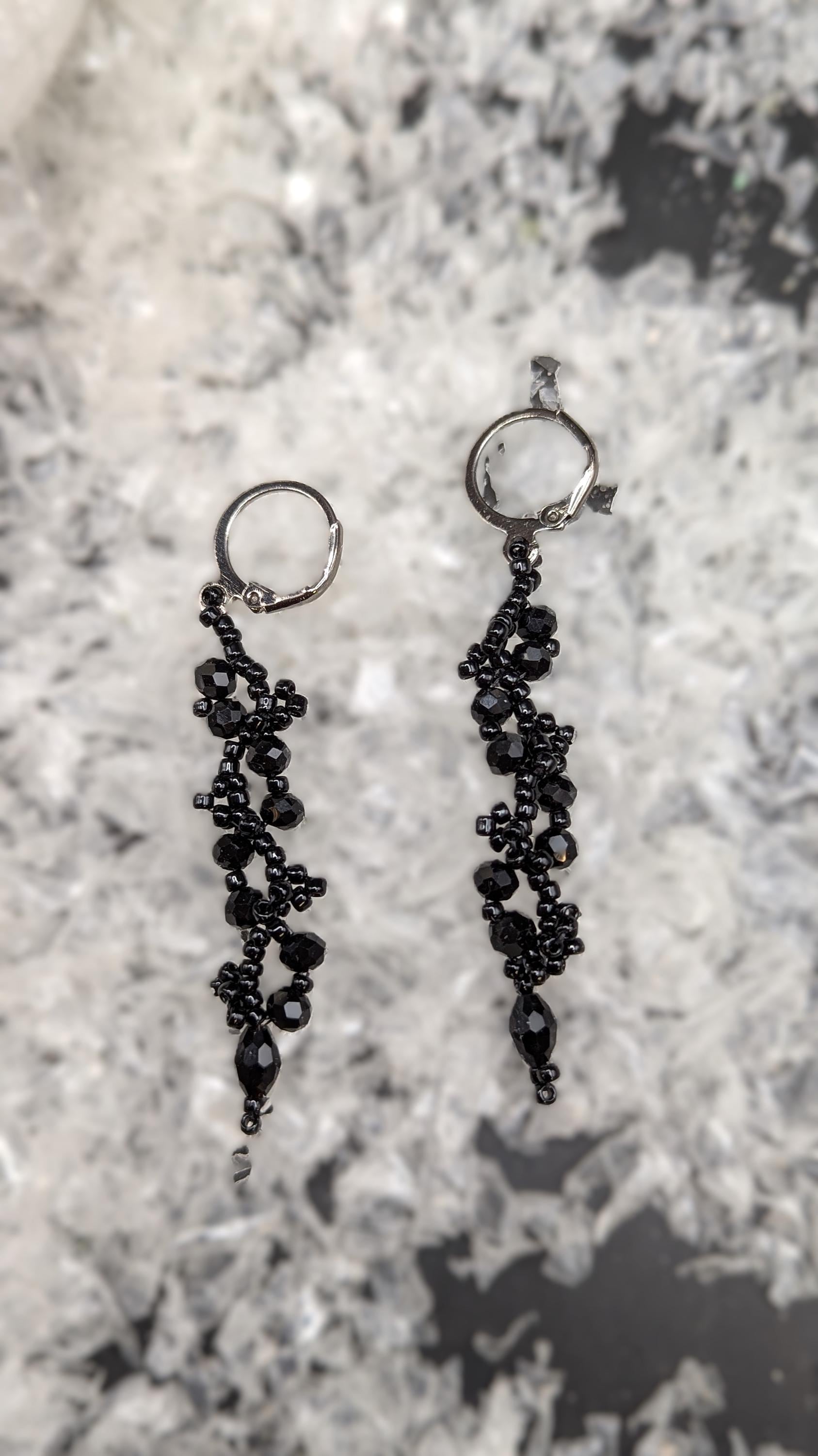 Ohrringe Hängend, Hängeohrringe Aus Schwarzen Glasperlen, Handgemachte Gothic-Ohrringe, Edelstahl Brisuren, Florale Boho Ohrringe Hängend, Hängeohrringe Aus Schwarzen Glasperlen, Handgemachte Gothic-Ohrringe, Edelstahl Brisuren, Florale Boho von KirstensSchmuckWerk