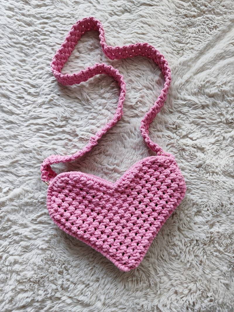 Umhängetasche Sommertasche Herz Tasche Pink Umhängetasche Sommertasche Herz Tasche Pink von KirstinsMakrameeLove