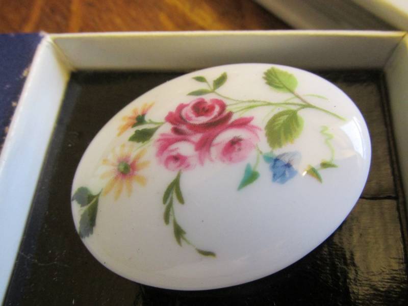 Wunderschöne Handgemalte Vintage Krone Staffordshire Keramik Blumen Brosche von KirstysCurios