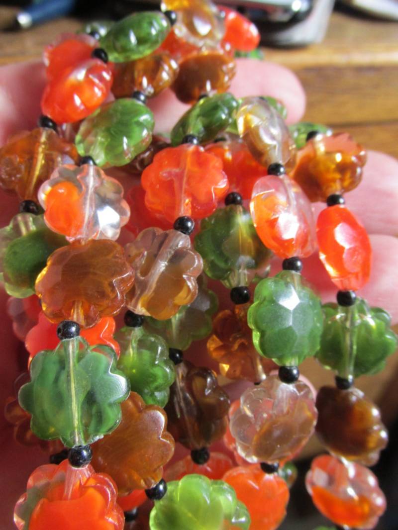 Wunderschöne Vintage 60Er Jahre Extra Lange Luciteperlenkette, Herbstliche Farben von KirstysCurios