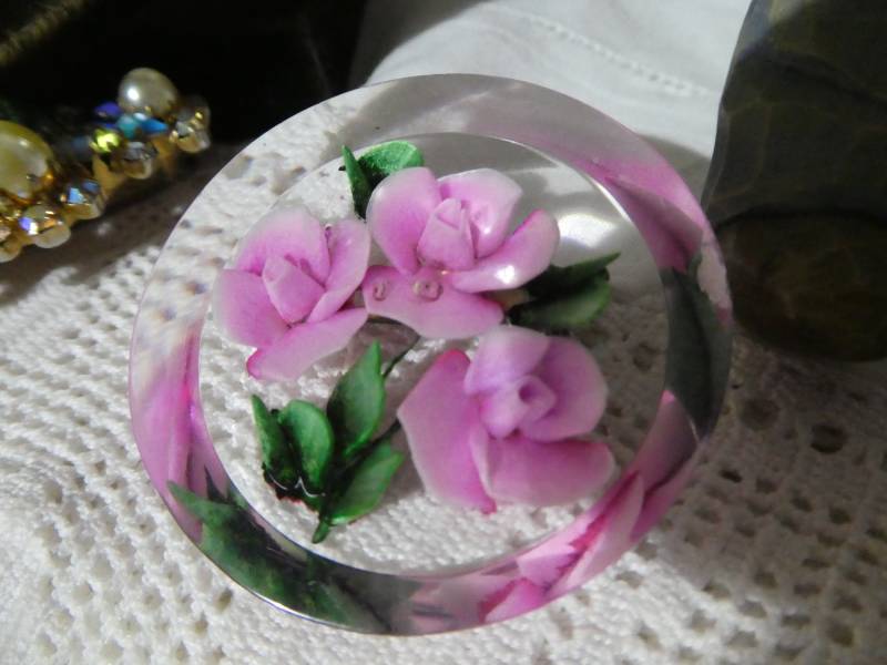 Wunderschöne Vintage Art Deco Geschnitzte Rose Lucite Brosche von KirstysCurios