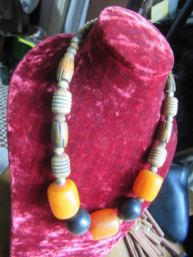 Wunderschöne Vintage Halskette Aus Geschnitztem Holz Und Marmoriertem Lucite Mit Integriertem Schraubverschluss von KirstysCurios